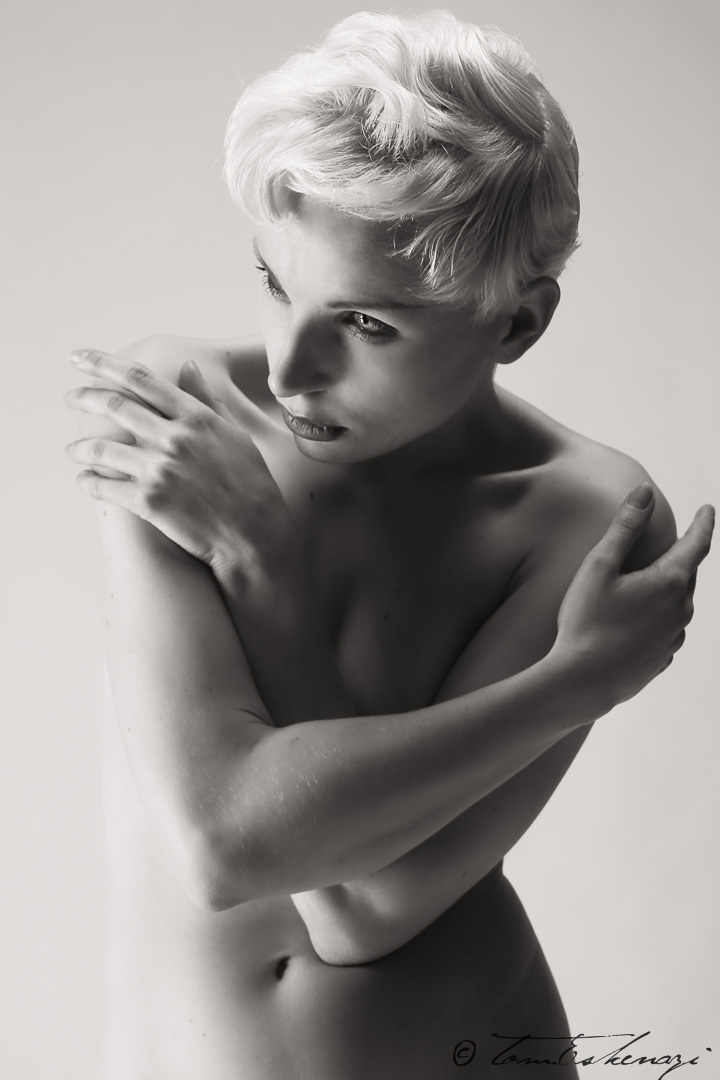 <span class='second-part'>Fashion </span> Art Nude