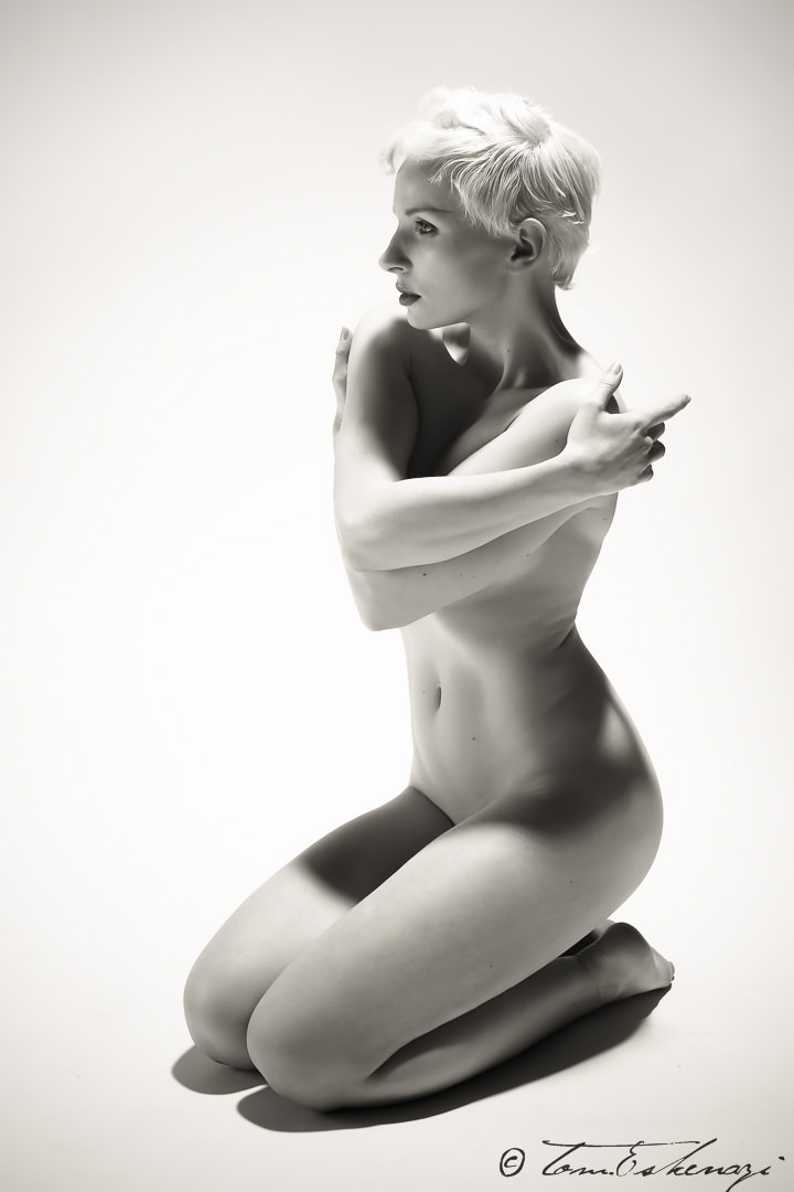 <span class='second-part'>Fashion </span> Art Nude