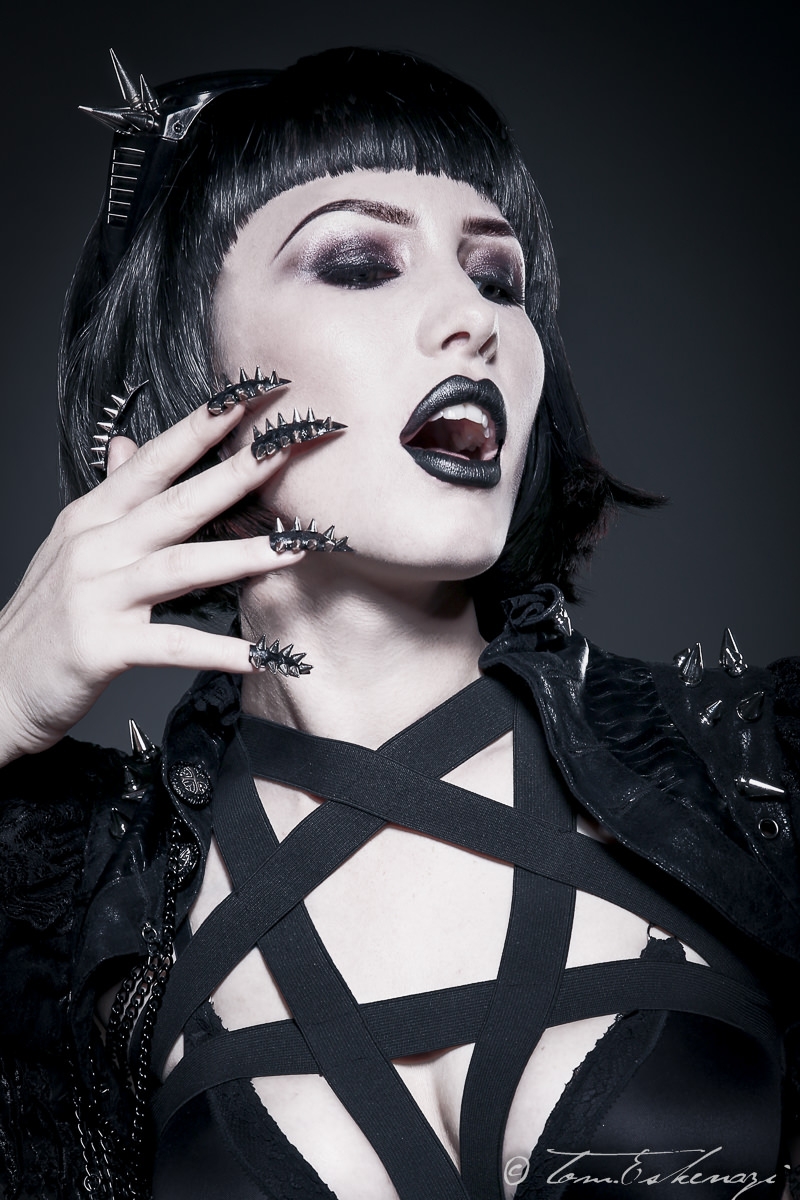 <span class='second-part'>Fashion </span> Alternative